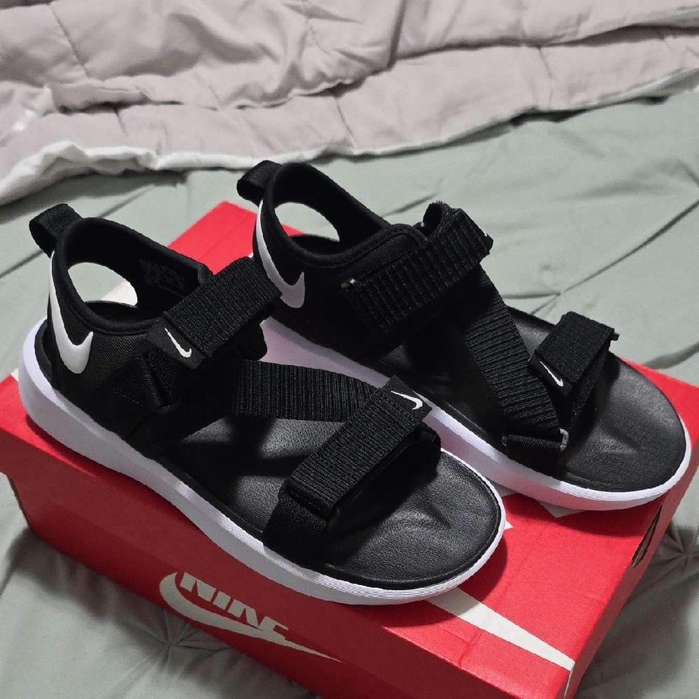 Nike Womens Black and White Sandals
